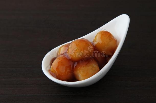 丹戈饺子日本人甜的餐后甜食和稻向盘子向tablet药片