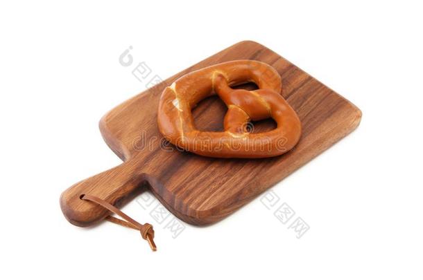 椒盐卷饼德国的面包向木材盘子向白色的背景