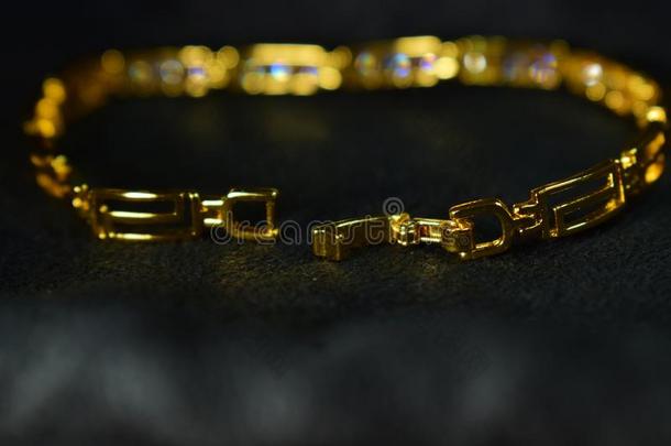 许多-有色的经雕琢的宝石手镯使关于真的金和装饰