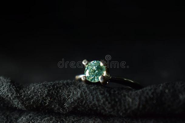 祖母绿戒指是（be的三单形式一宝贵的宝石昂贵的一ndr一re,