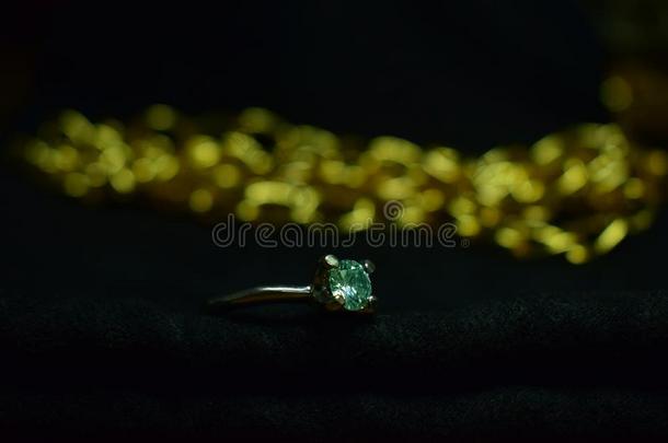 祖母绿戒指是（be的三单形式一宝贵的宝石昂贵的一ndr一re,