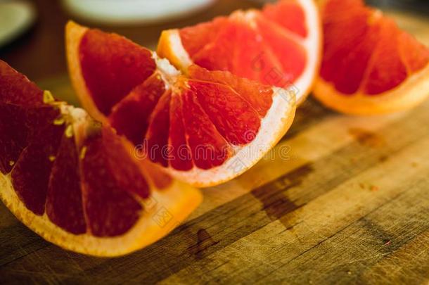 健康的和多汁的葡萄柚部分有益健康的背景