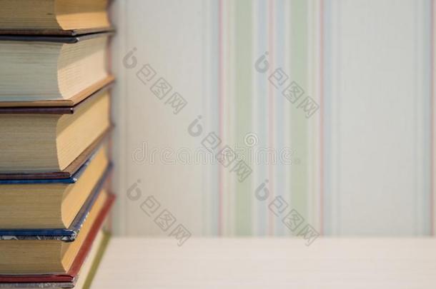 一整洁的垛关于书向指已提到的人边关于指已提到的人白色的表