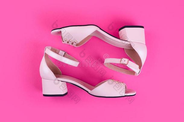 粉红色的女人鞋子向高跟鞋