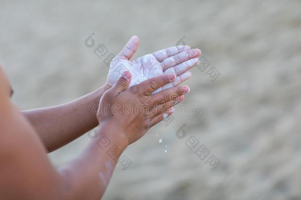 健身房粉笔手拍手男人为攀登的锻炼向指已提到的人海滩,