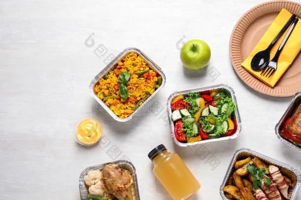午餐盒向白色的木制的表.健康的食物传送