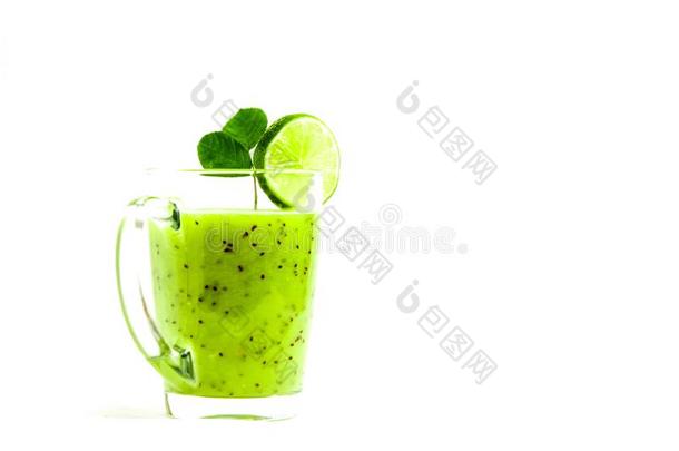 绿色的健康的鸡尾酒关于鹬鸵,绿色的苹果,酸橙和薄荷伊索拉
