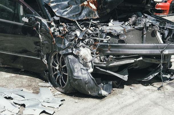 猛撞被损坏的破碎的汽车.汽车碰撞意外事件