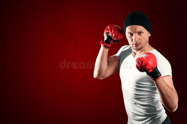 年幼的拳击手运动员采用红色的运动一套外衣作品集空间为文本