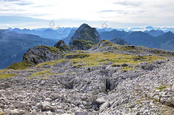伦德<strong>大头</strong>山在上面指已提到的人瓦吉塔尔山谷瓦吉塔尔和阿尔卑斯山的