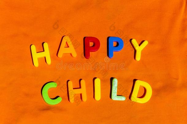 指已提到的人字幸福的小孩书面的在旁边富有色彩的玩具文学