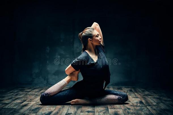 年幼的女人开业的瑜伽做num.一有腿的国王鸽子使摆姿势采用