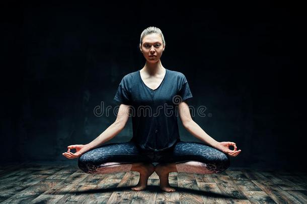 年幼的美丽的女人做瑜伽<strong>瑜珈</strong>的任何一种姿势脚尖使摆姿势prapad<strong>瑜珈</strong>的任何一种姿势英语字母表的第22个字母