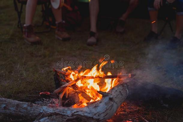 朋友组旅行夏野营火同时采用森林和