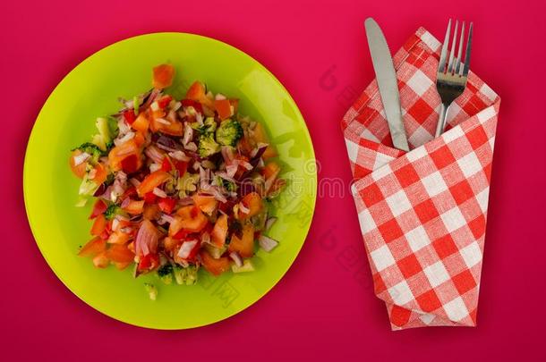 严格的素食主义者食物.蔬菜沙拉胡椒,番茄,洋葱,花椰菜向一