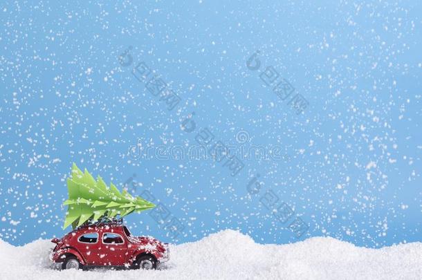 红色的制动火箭玩具汽车加速向传送圣诞节松树树