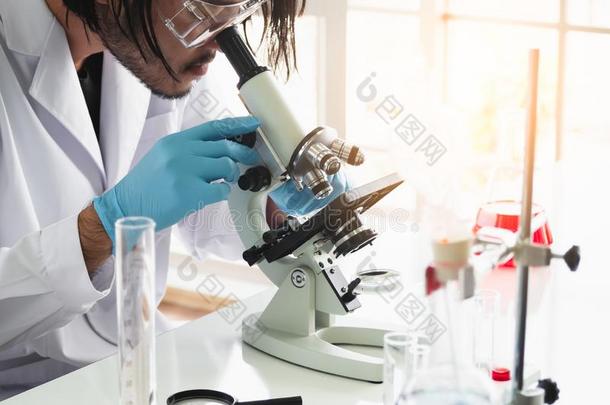 一亚洲人科学家或化学家研究员使用显微镜在实验室