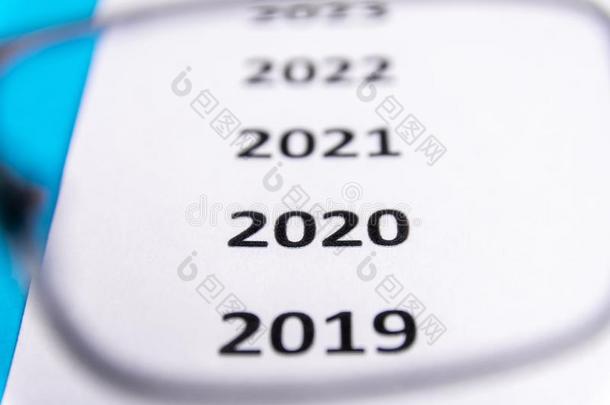 清单关于最近的年向白色的纸.集中向2020.看法通过