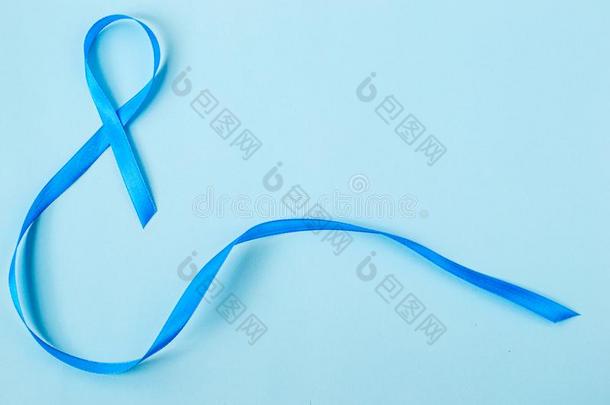 光蓝色带向蓝色背景,前列腺cancer蓝色后面