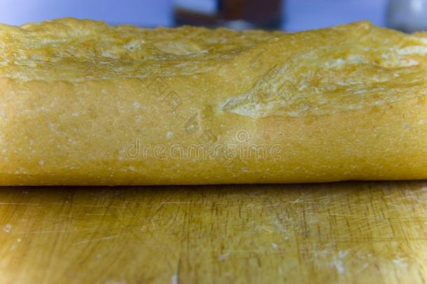 法国长面包将切开采用一半的,法国长面包面包,法国的面包,有机的巴固