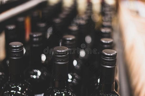 葡萄酒瓶子.精心选择的集中.葡萄酒贮存.玻璃柜台和葡萄酒.