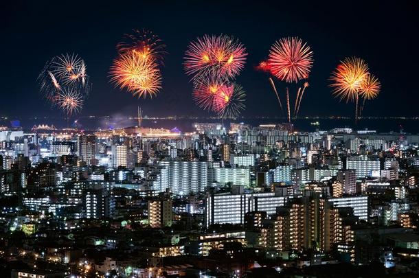 烟火越过东京城市风光照片在夜,黑色亮漆