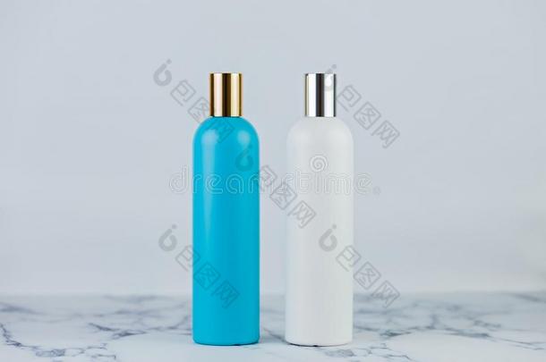 放置关于化妆品瓶子,收集关于两个空的蓝色和白色的