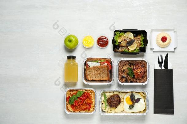 午餐盒向白色的木制的表.健康的食物传送