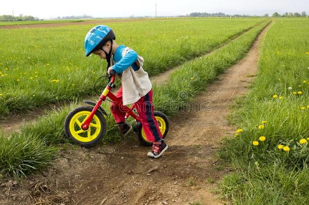 小的男孩演奏和他的自行车