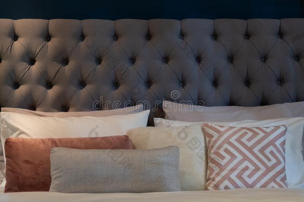 现代的灰色床头板和织物枕头和多变的模式
