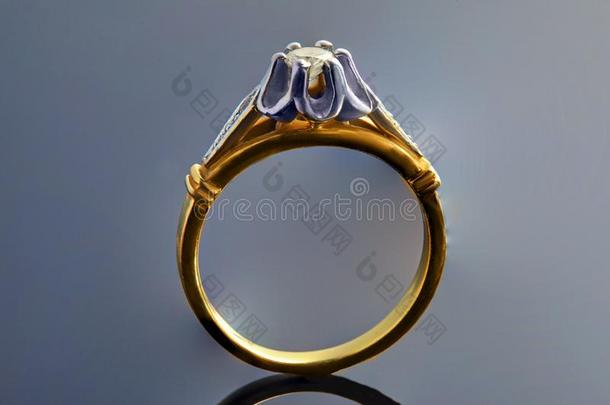 金戒指采用白色的和黄色的金和菱形向一b一ckground