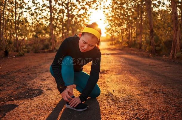 健康生活方式肖像关于年幼的有魅力的亚洲人赛跑者沃玛