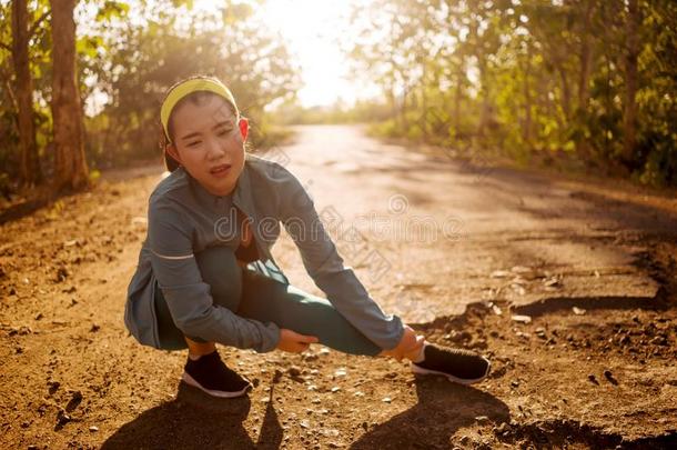 健康生活方式肖像关于年幼的有魅力的亚洲人赛跑者沃玛