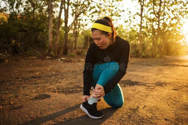 健康生活方式肖像关于年幼的有魅力的亚洲人赛跑者沃玛