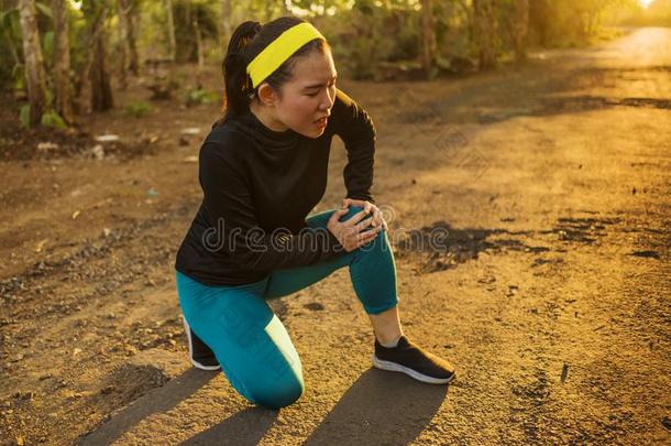健康生活方式肖像关于年幼的有魅力的亚洲人赛跑者沃玛