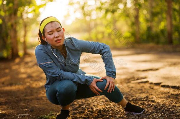 健康生活方式肖像关于年幼的有魅力的亚洲人赛跑者沃玛