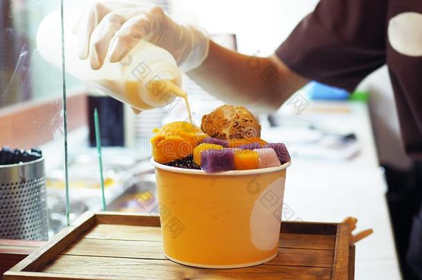 一纸碗关于时髦的台湾人餐后甜食;芋球,马铃薯球