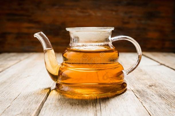 热的茶水采用玻璃茶水pot和大气的<strong>秋装</strong>饰