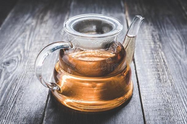 热的茶水采用玻璃茶水pot和大气的<strong>秋装</strong>饰