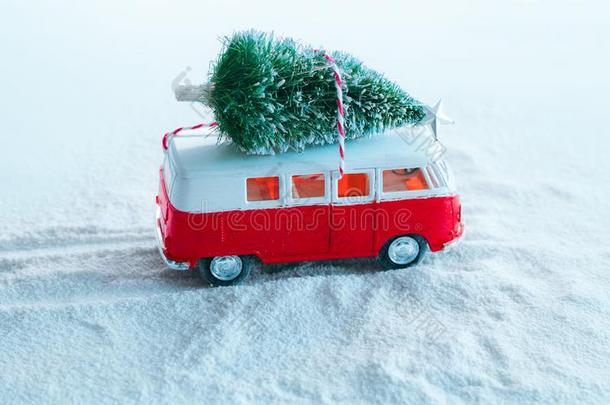 冬在假日招呼卡片圣诞节树向制动火箭玩具货车