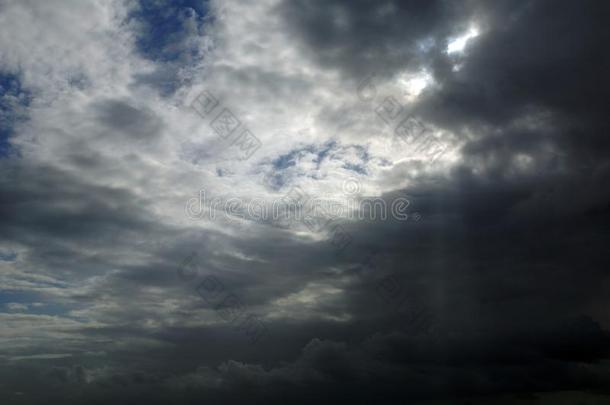 阳光通过灰色的积云状的云