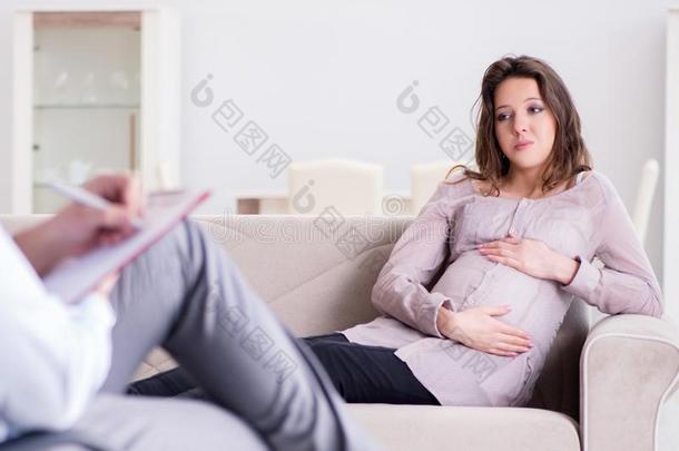 指已提到的人怀孕的女人拜访心理学研究者医生