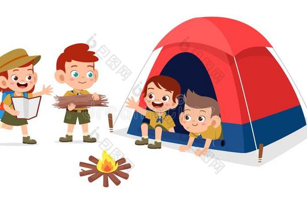幸福的漂亮的小孩户外的营地夏假日