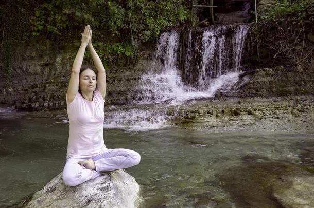 女人是（be的三<strong>单</strong>形式<strong>开业</strong>的瑜伽采用莲花使摆姿势在mounta采用湖