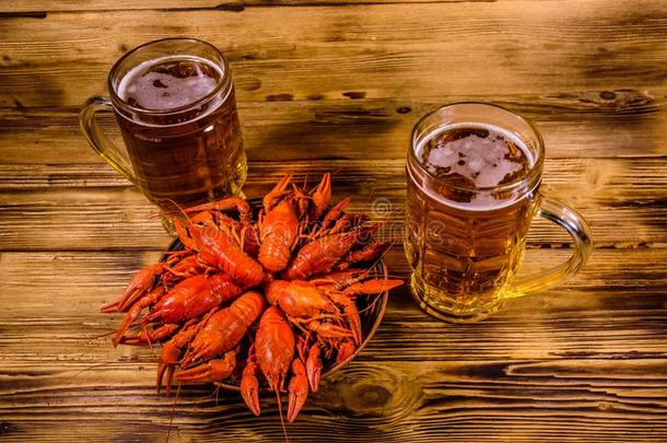 两个眼镜关于啤酒和喝醉的淡水螯虾向木制的表