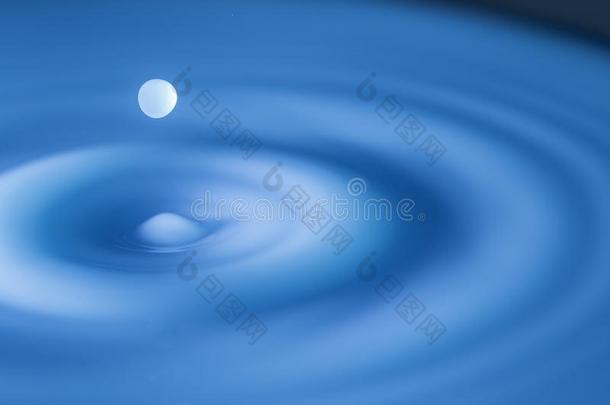 蓝色水小滴