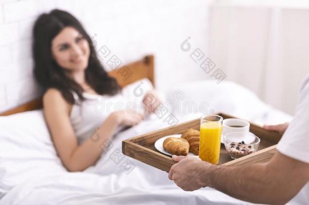 可爱的男朋友带来早餐向他的女朋友采用morn采用g