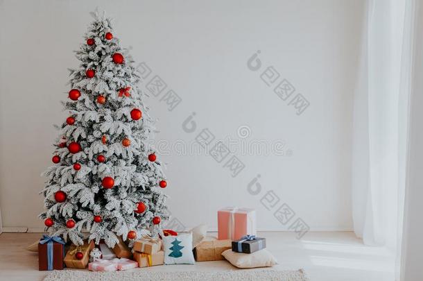 圣诞节内部白色的房间招呼卡片新的年树礼物