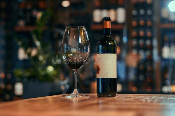 葡萄酒玻璃和红色的葡萄酒和葡萄酒瓶子向指已提到的人表