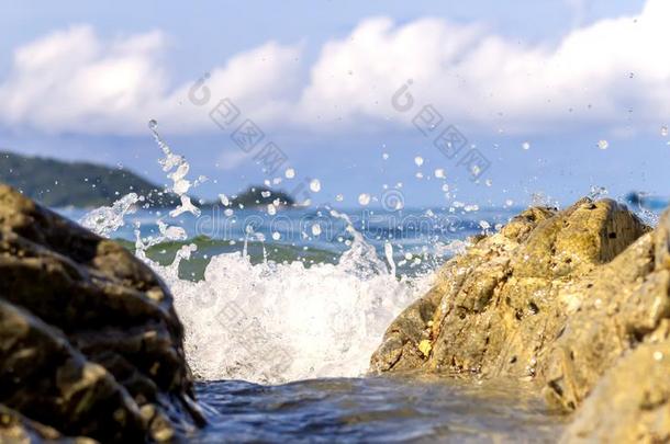 波浪从海发出撞击声和岩石
